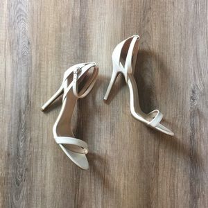 **$5 ADD-ON ITEM🌈** // WILD DIVA White Heels